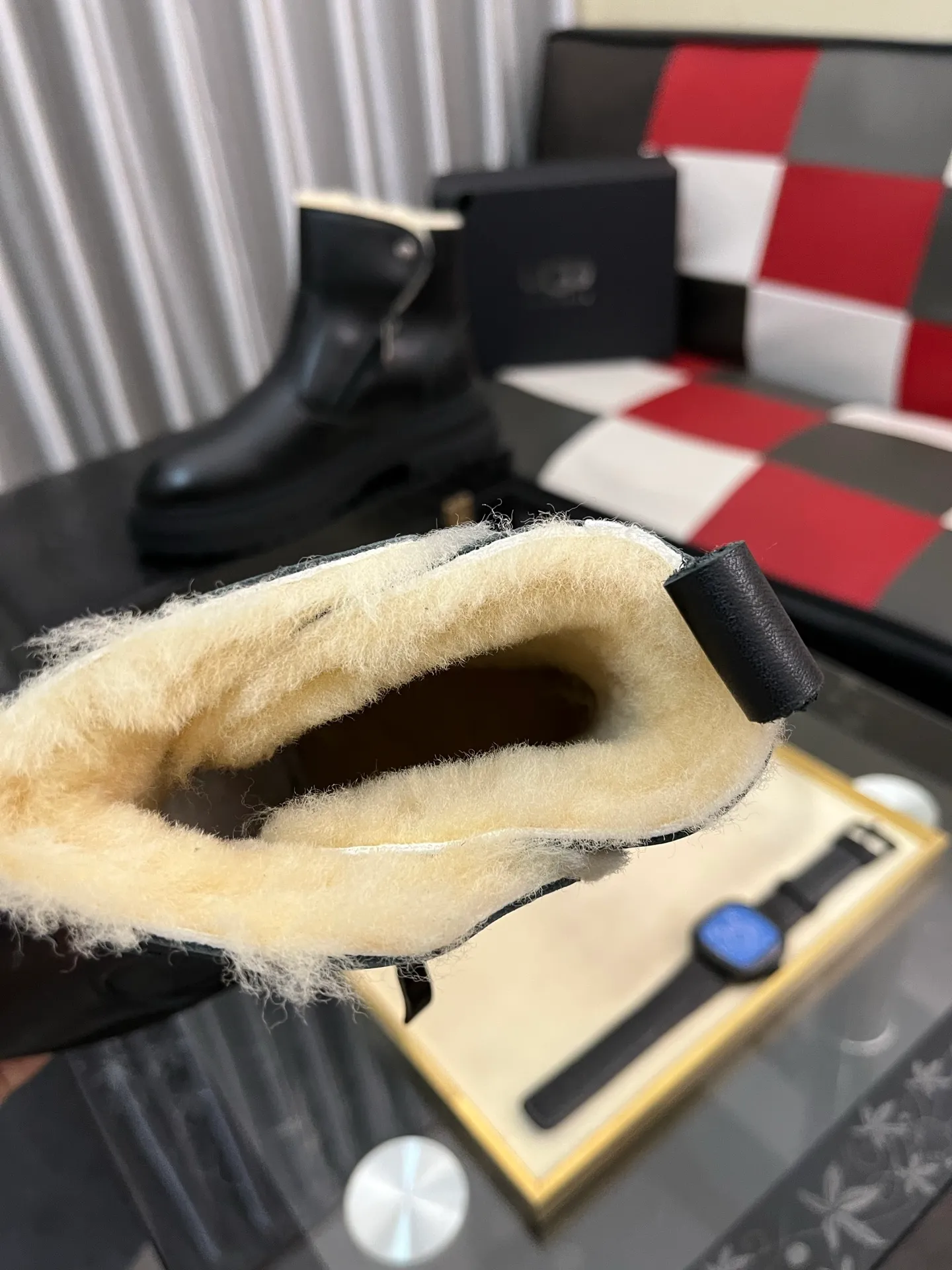 Ex-factory price: 680⌚️⌚️Thick wool imported from Australia Brand: UGG genuine purchasing agent Size: 39-44 (45 customized) Grade: Official website 1:1 Material: First layer of genuine leather waterproof and antifreeze upper Real wool lining Original non-slip and wear-resistant outsole Style category: Men's casual shoes Trendy style Comfortable on the feet Color: Official website color synchronization